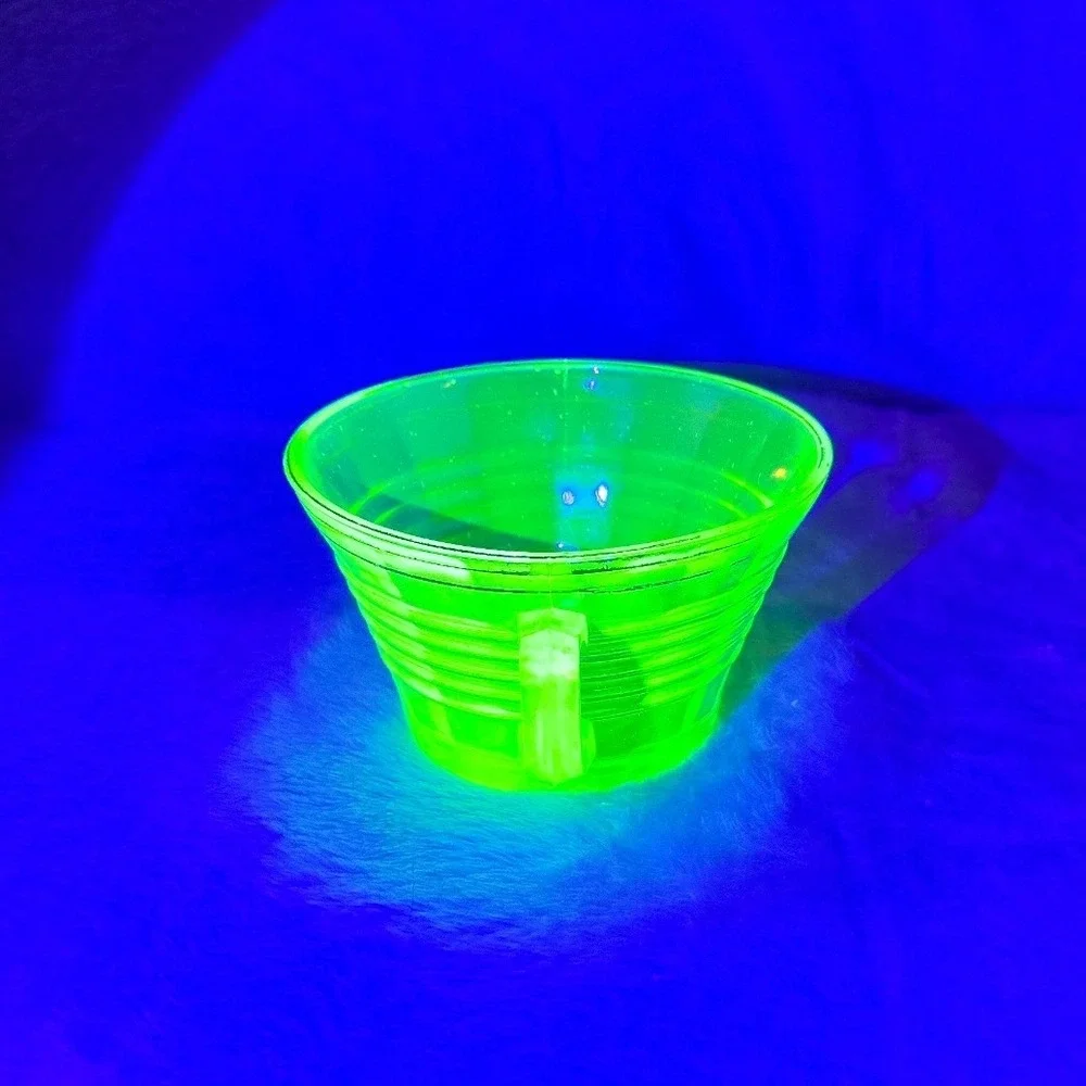 Vintage Anchor Hocking Circle Uranium Green Depression Tea‎ Cup Glows